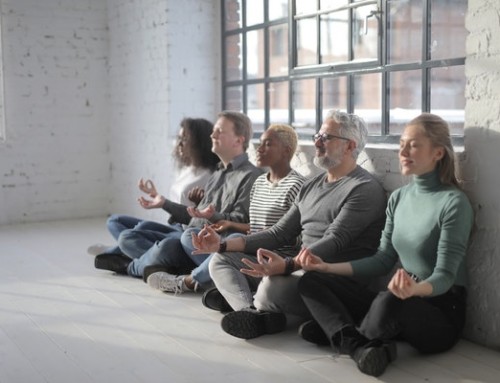 如何职场瑜伽可以增强员工的健康